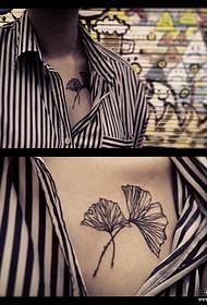 Patró de tatuatge de fulles de ginkgo a la línia de clavícula europea