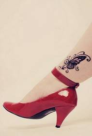 super krásne tetovanie motýľ super dievča