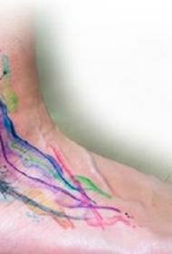 tatuazh me bojë spërkatje me kyçin e këmbës