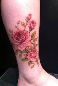 hermoso y hermoso tatuaje de rosa en el tobillo