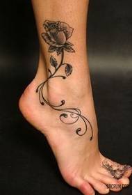 bellissimo tatuaggio di fiori di vite alla caviglia