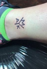 Tatuaż Kobiece litery Postać kobiece stopy na obrazie tatuaż czarny list