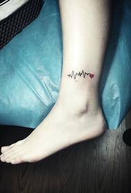Imagen de tatuaje de ECG de niña elegante con los pies descalzos