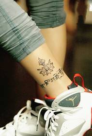 Foto di tatuaggi alla caviglia di loto tibetano