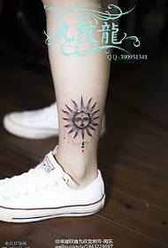 腳踝上的太陽紋身圖案