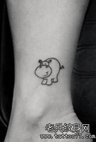 simpatico disegno del tatuaggio ippopotamo ai piedi del ragazzo