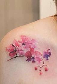女性鎖骨側面的小櫻花紋身