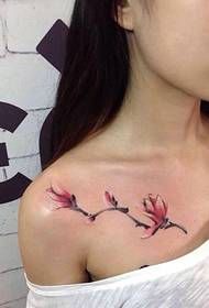 ရှည်လျားသောဆံပင်မိန်းကလေးရဲ့ clavicle လှပသောပန်းပွင့် tattoo ပုံစံ