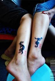 lizanje stopala svježi par totem tetovaža