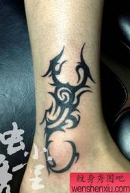 Pola Totem Scorpion Tattoo pergelangan kaki