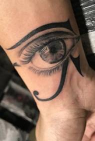 boneca masculina tatuaxe do ollo na tatuaxe dos ollos grises negros