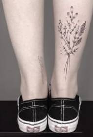 18 Tatuajul minimalist funcționează la gleznă