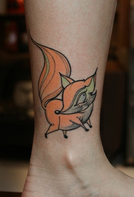 tatuaje de zorro pequeño de dibujos animados lindo con patas