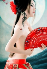 krása módne postava tetovanie na ramene a krku