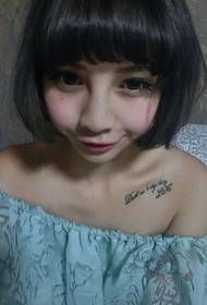 söt liten flicka clavicle mode engelska ordet tatuering