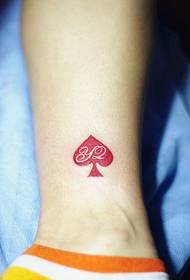 červené broskvové srdce a kotník tetování vzor