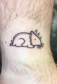 poikien jalat mustalla yksinkertaisella linjakasvilla ja sarjakuvapienten eläinten tatuointikuvia