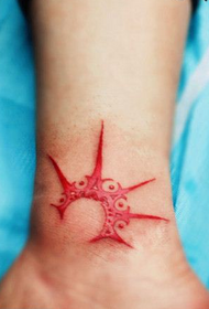 pequeños tatuajes de sol con tótem pop en el tobillo