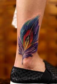 足首の色の羽のタトゥーパターン