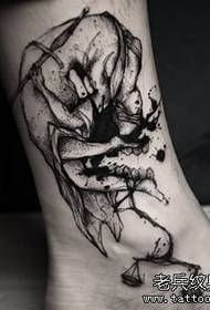 bokájával festett absztrakt emberi alakú tetoválás mintával
