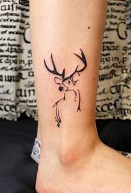 bellissimo tatuaggio di cervo fresco alla caviglia