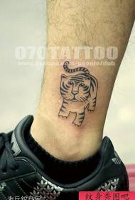 pequeño patrón de tatuaje de tótem tigre fresco en el tobillo