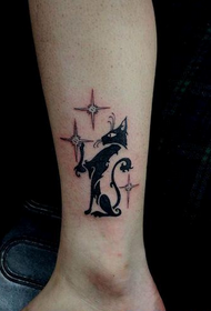 les filles aiment les images de tatouage de chat totem