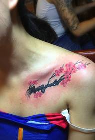 plava ženska klavikula lijep uzorak tetovaže šljive
