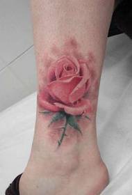 Tato mawar cantik di pergelangan kaki