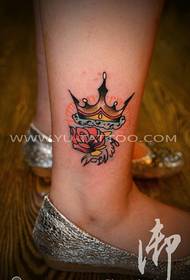 moteriškos kulkšnies spalvotas vainiko rožės tatuiruotės modelis