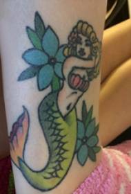 Tattoo no seco no nocello de serea na tatuaxe de sereas e flores