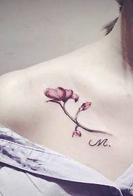 найсексуальніша і чарівна під татуюванням на квіточку з ключицею