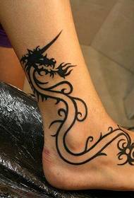 un tatuaj personalizat de dragon la gleznă