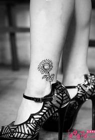 tatuaje de girasol blanco y negro de tobillo fresco