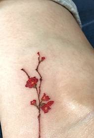 pieds nus au petit tatouage de prune fraîche est très beau