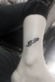 Modello del tatuaggio del totem delle ali di personalità della caviglia