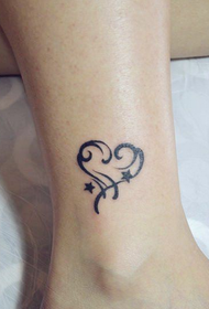 кракът на жената е малък Изящна снимка татуировка на тотем любов