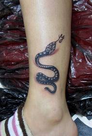 Individuāls čūskas tetovējums uz potītes