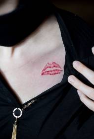 raudonas lūpų atspaudo tatuiruotės raštas prie raktikaulio