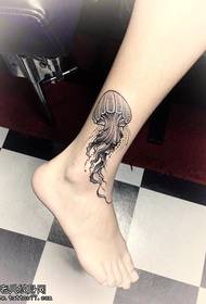 un tatuaje de medusa en el tobillo