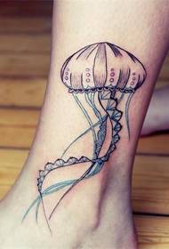 un tatuatge de medusa al turmell