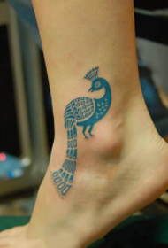 腳踝上可愛的藍色孔雀紋身圖案