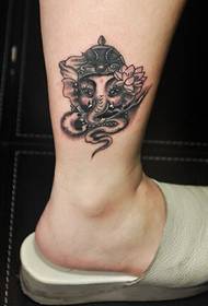 красивую лодыжку можно увидеть изображение татуировки бога маленького слона