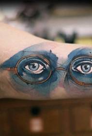 татуировка глаз мужчины на большой руке на цветной картине татуировки глаз