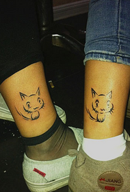 pary na kostkach ładny mały tatuaż kota