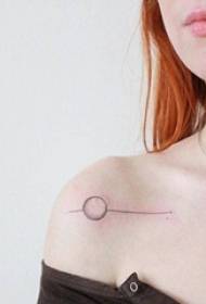 lány kagyló alatt fekete vonal geometriai elem kör tetoválás képet