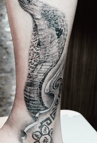 доминирајући узорак цоол тетоважа змија
