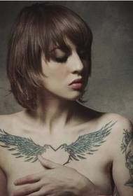 The trend of domineering girl clavicle tattoo