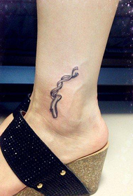 pergelangan kaki wanita di gambar tatu kasut balet kecil