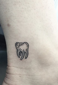 pieni hampaiden tatuointi nilkassa 89662 - tyttö tykkää totemikissan tatuointikuvasta